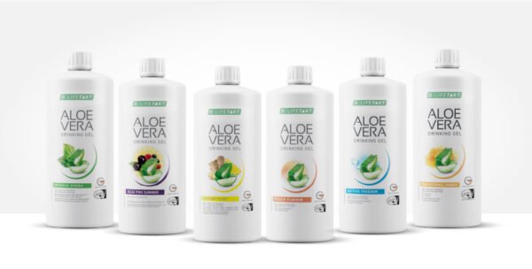 Les 6 gels à boire Aloe Vera LR LIFETAKT alignés : Intense Sivera, Açaï Pro Summer, Immune Plus, Peach Flavour, Active Freedom, Miel Traditionnel