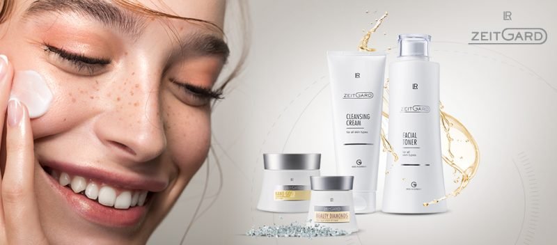 Jeune femme appliquant un soin visage avec les produits LR ZEITGARD – soins nettoyants, Nano Gold et Beauty Diamonds