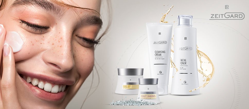 Jeune femme appliquant un soin visage avec les produits LR ZEITGARD – soins nettoyants, Nano Gold et Beauty Diamonds