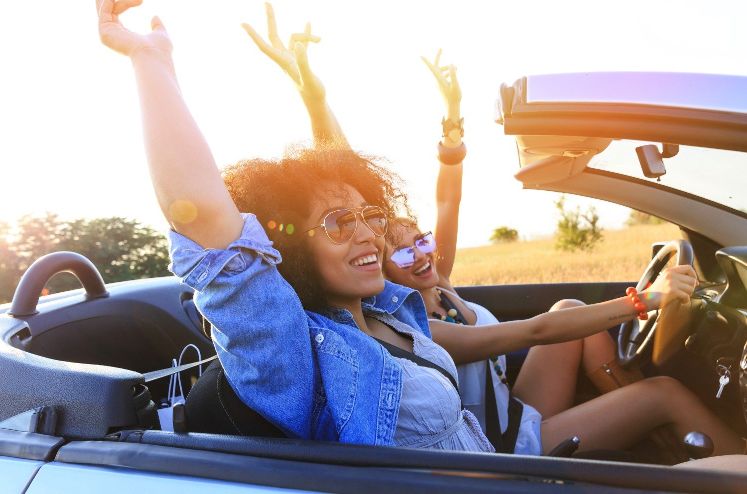 Deux femmes célébrant leur liberté en voiture décapotable – LR Health & Beauty