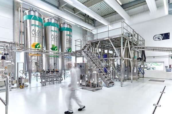 Usine LR Health & Beauty – Cuves de production Aloe Vera Gel à boire avec contrôle qualité en laboratoire.