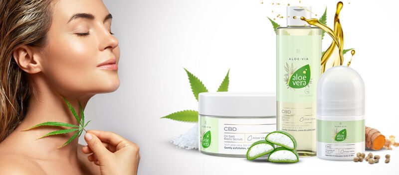 Femme appliquant un soin Aloe Vera de la gamme LR Aloe Via
