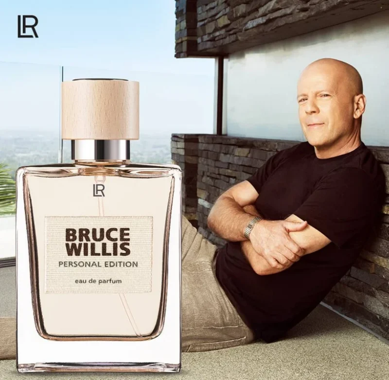 Bruce Willis assis près d'une bouteille de parfum Bruce Willis Personal Edition