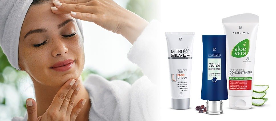 Femme apaisant sa peau avec les soins Aloe Vera et MicroSilver LR Health & Beauty