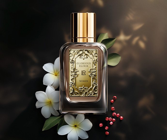 Flacon du parfum LR Glorious Elixir pour femme, entouré de fleurs de jasmin et de baies rouges.