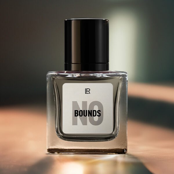 Bouteille du parfum LR NO BOUNDS, un parfum boisé-agrumes pour homme, qui évoque la liberté et l'évasion. Disponible sur produit-lr.fr
