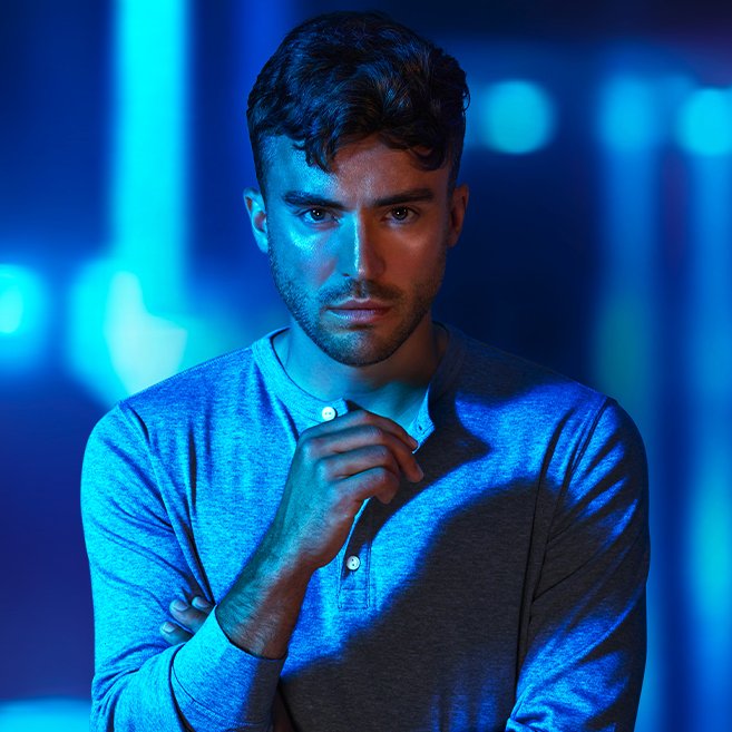 Portrait d'un homme faisant partie de la campagne publicitaire LR Mood Infusion pour les parfums masculins. Disponible sur produit-lr.fr