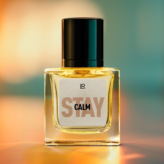 Bouteille du parfum LR STAY CALM, un parfum fruité-floral pour femme, qui évoque la sérénité et l'équilibre. Disponible sur produit-lr.fr
