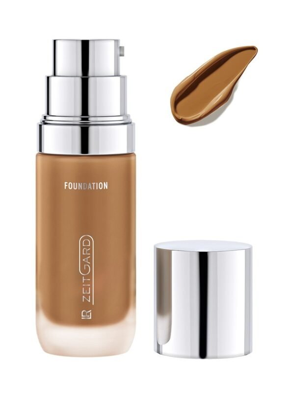 Flacon Fond de teint LR ZEITGARD Signature Matte Foundation N°4 Medium et swatch de texture beige naturel.